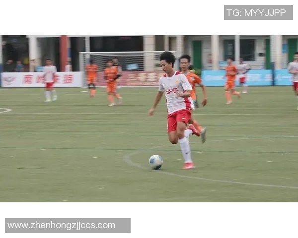 足球明星挑战打门框游戏展现精准射门技巧与竞技魅力